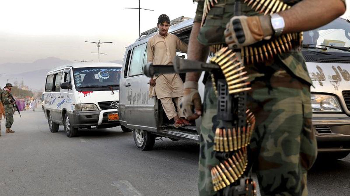 Afganistan\'da Taliban örgütü yol keserek 27 barış aktivistini kaçırdı
