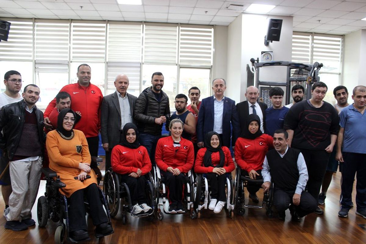 Alişan\'dan görme engellilere anlamlı destek