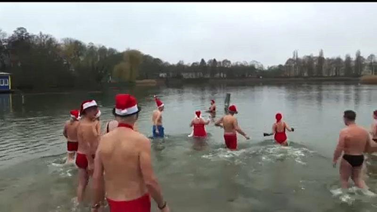 Almanların Noel kutlaması: Buz gibi suda yüzdüler