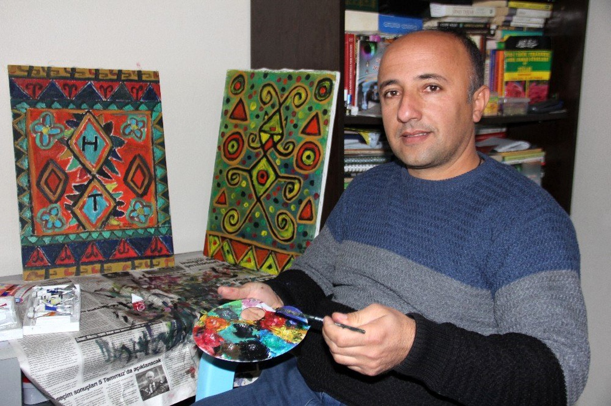Anadolu motiflerini fırça darbeleriyle işliyor