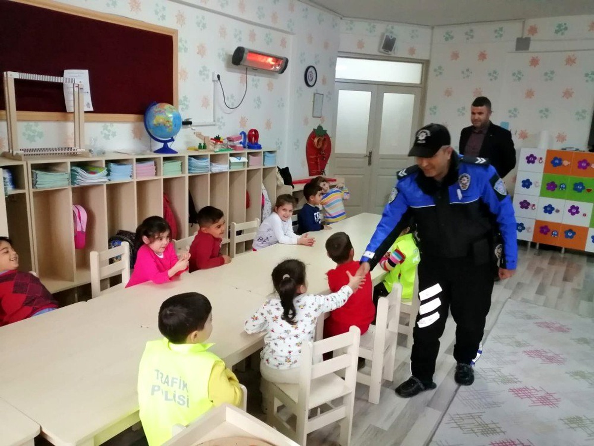 Anaokulu öğrencilerine polislerden eğitim