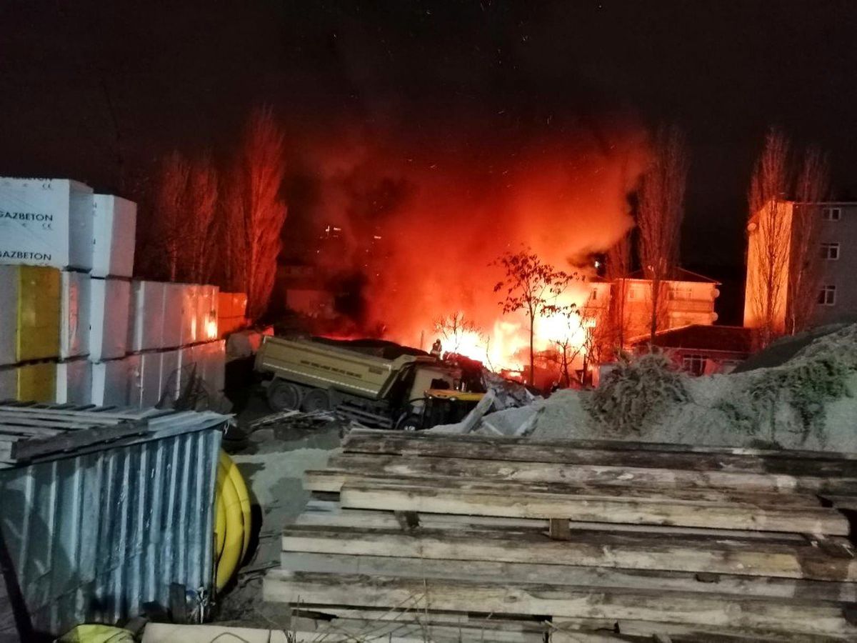 Ataşehir\'de gecekondu alev alev yandı