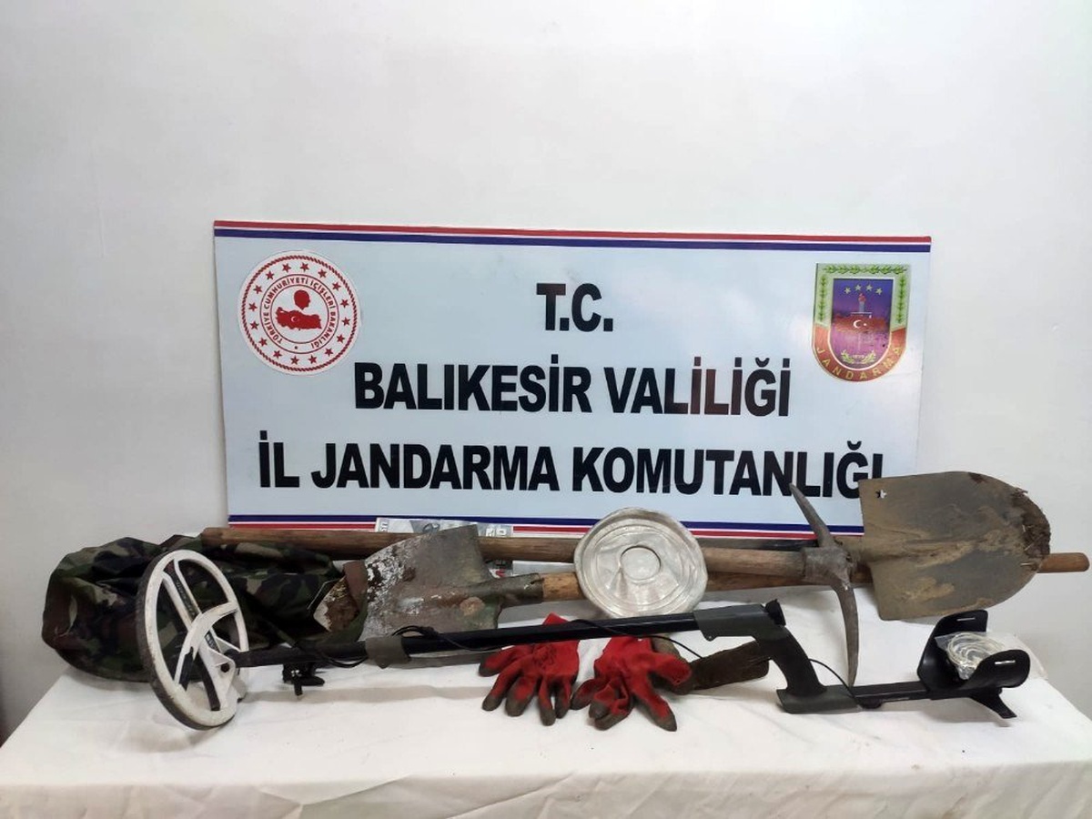 Balıkesir\'de kaçak kazı yapan 3 kişi suçüstü yakalandı