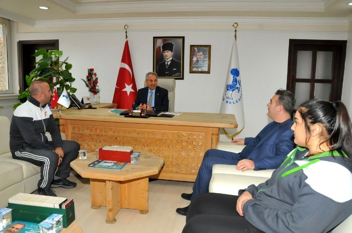 Başkan Akkaya\'dan Avrupa üçüncüsü sporcuya altın