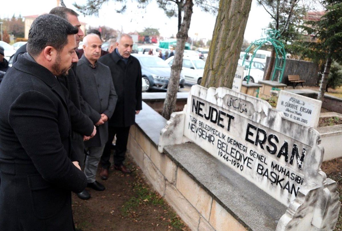 Belediye Başkanı Rasim Arı\'dan Necdet Ersan\'ın kabrine ziyaret