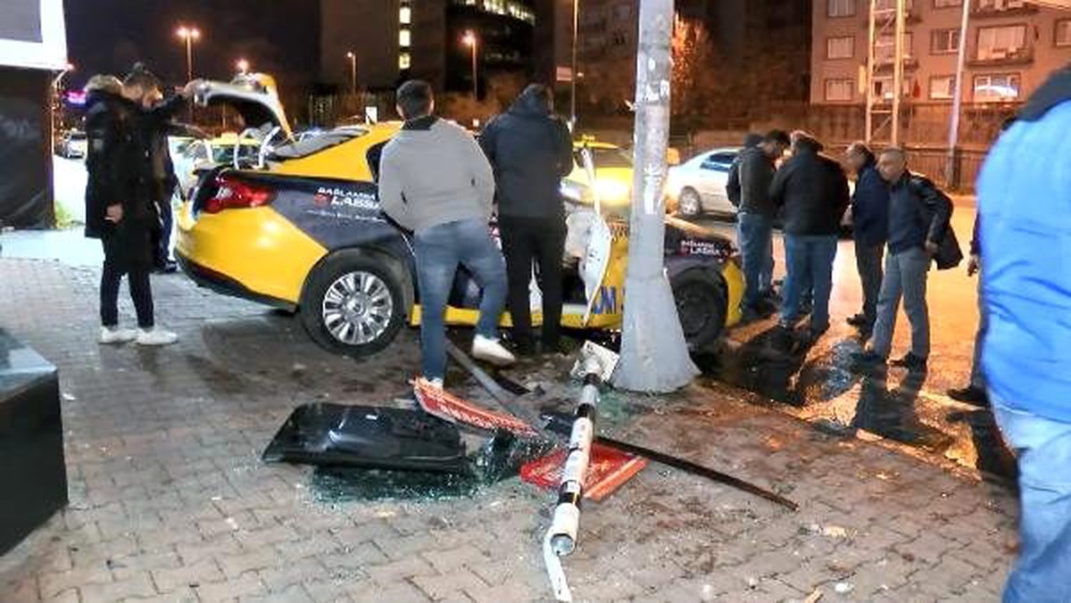 Beşiktaş\'ta otomobil ile taksi çarpıştı: 3 yaralı