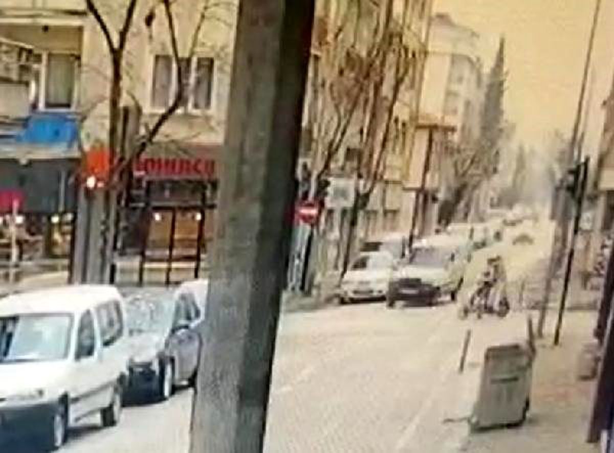 Bisiklet sürücüsü son anda kurtuldu