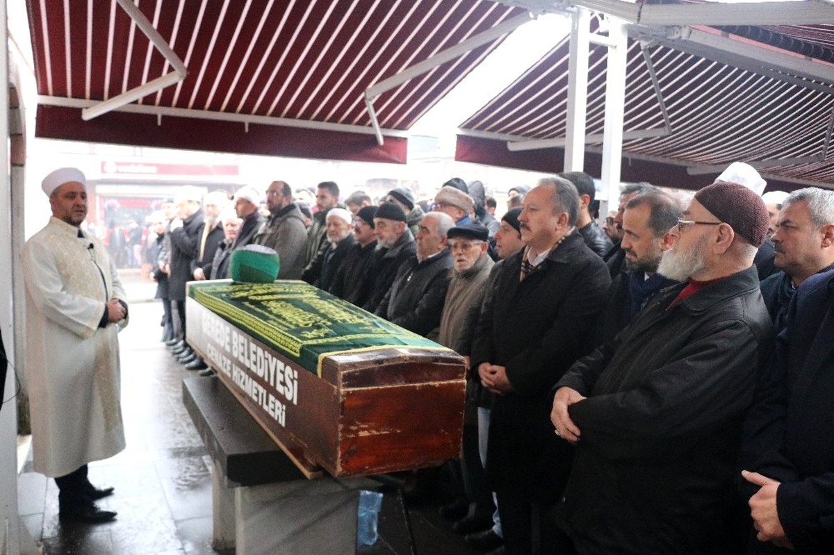 Bolu\'da, 103 yaşında vefat eden din adamı türbe haziresine defnedildi