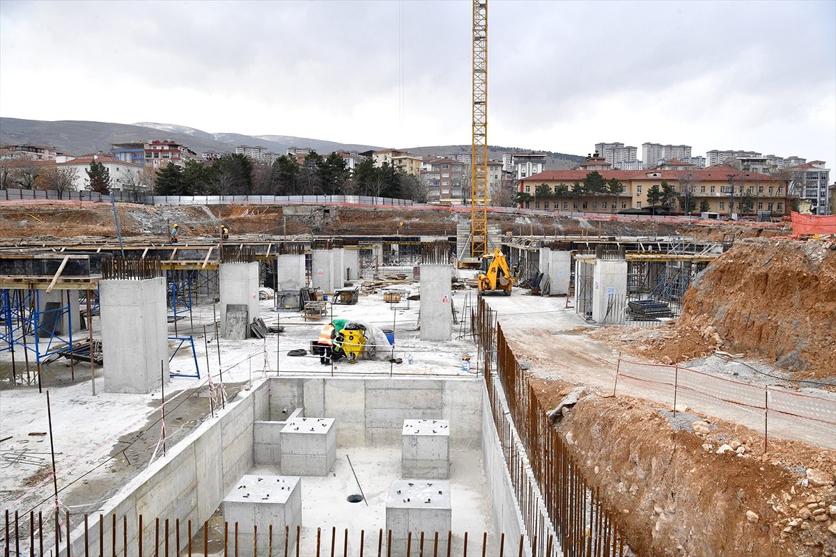 Büyükşehir Belediye Başkanı Selahattin Gürkan hastane inşaatını inceledi