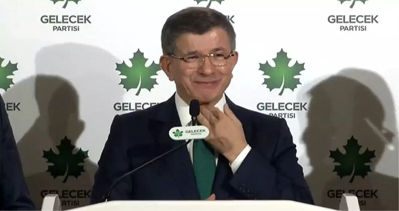 Canlı yayında konuşan Ahmet Davutoğlu\'nu gıcık tuttu, konuşmakta zorlandı