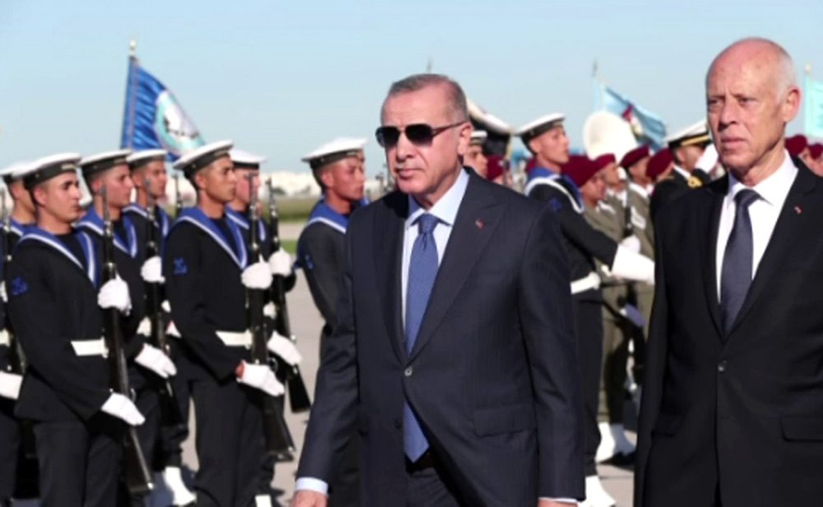 Cumhurbaşkanı Erdoğan Tunus\'ta, mevkidaşı tarafından karşılandı