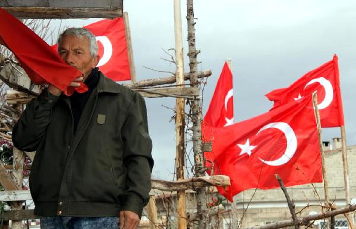 Darbe girişiminden sonra evini Türk bayraklarıyla donattı