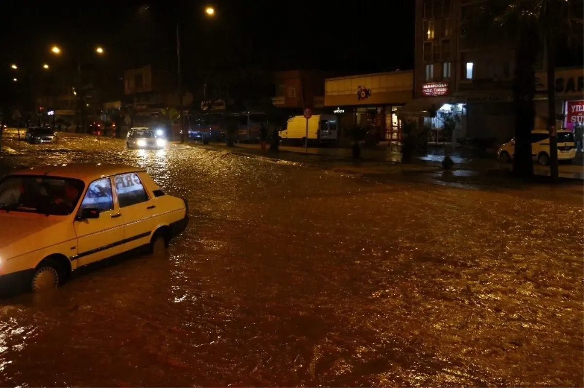 DSİ ait sulama kanalı taştı ana yol sular altında kaldı