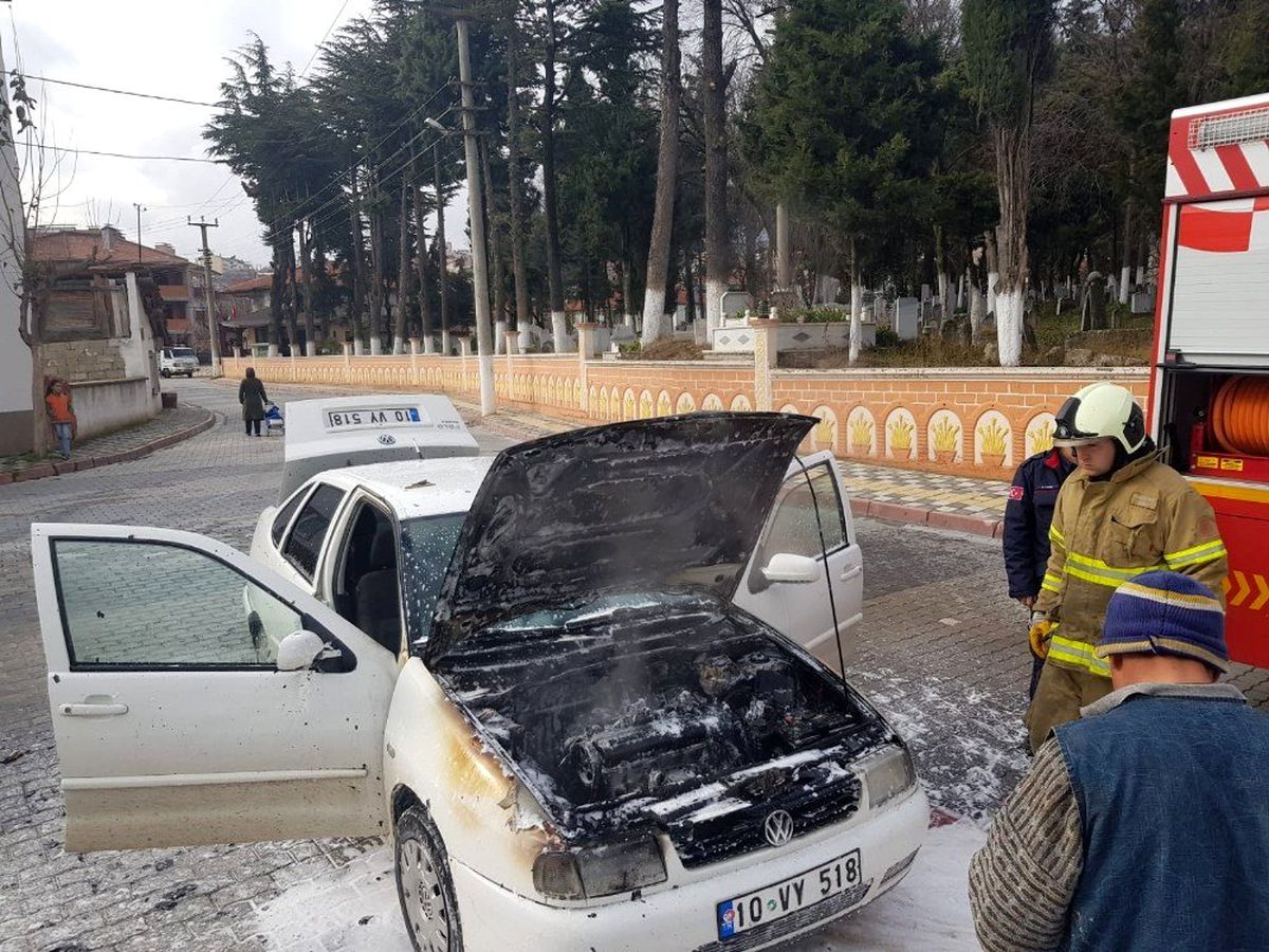 Dursunbey\'de alev alan otomobili itfaiye söndürdü