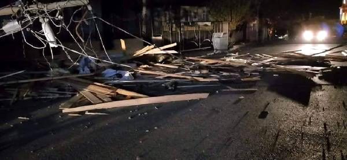 Elazığ\'da fırtına, kaymakamlık binasının çatısını uçurdu