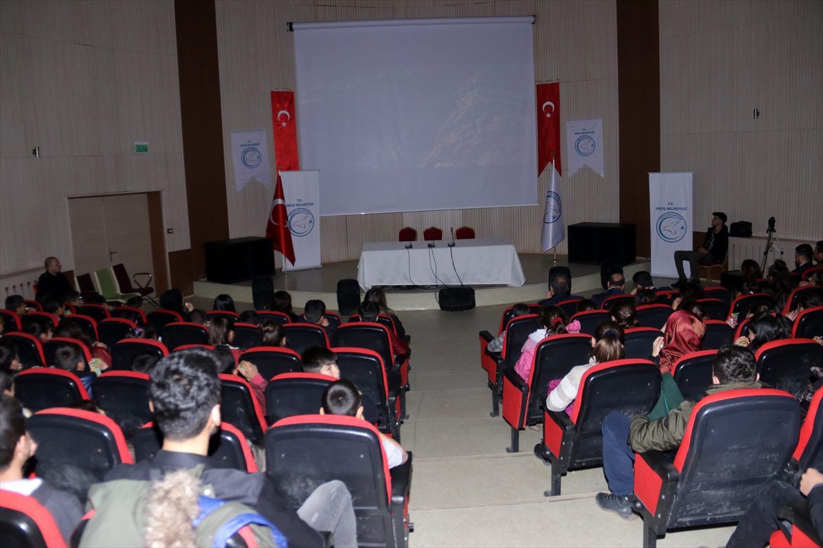 Erciş\'te kırsal mahallelerdeki öğrenciler sinemayla buluşturuldu