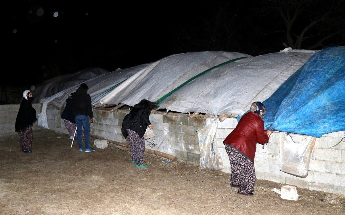 Erzincan\'da fırtına çatıları uçurdu, ağaçları kökünden söktü