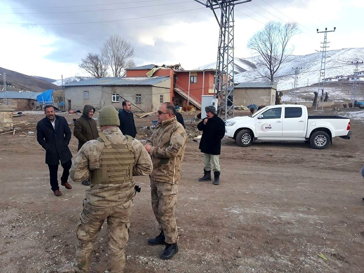 Erzincan\'da fırtına çatıları uçurdu, ağaçları kökünden söktü