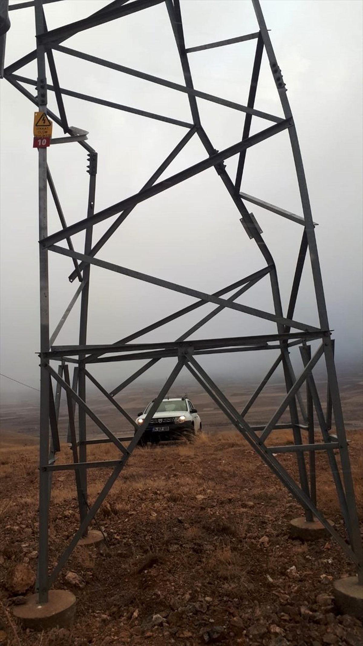 Erzincan\'da kuvvetli rüzgar elektrik direklerini devirdi
