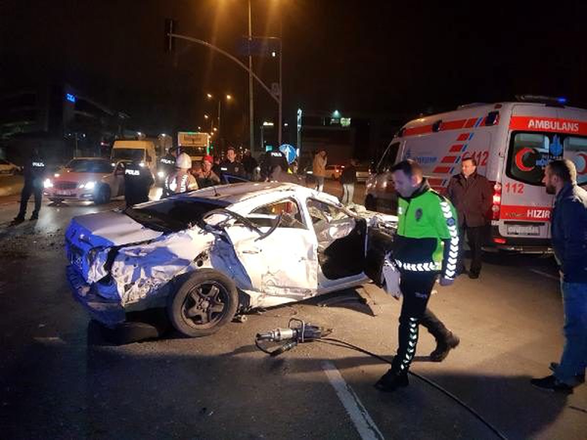 Esenyurt\'ta hurdaya dönen otomobildeki 2 kişi yaralandı (1)