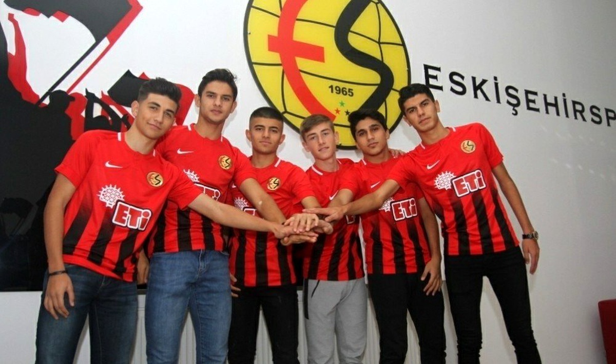 Eskişehirspor\'da altyapıdan 6 oyuncu profesyonel oldu