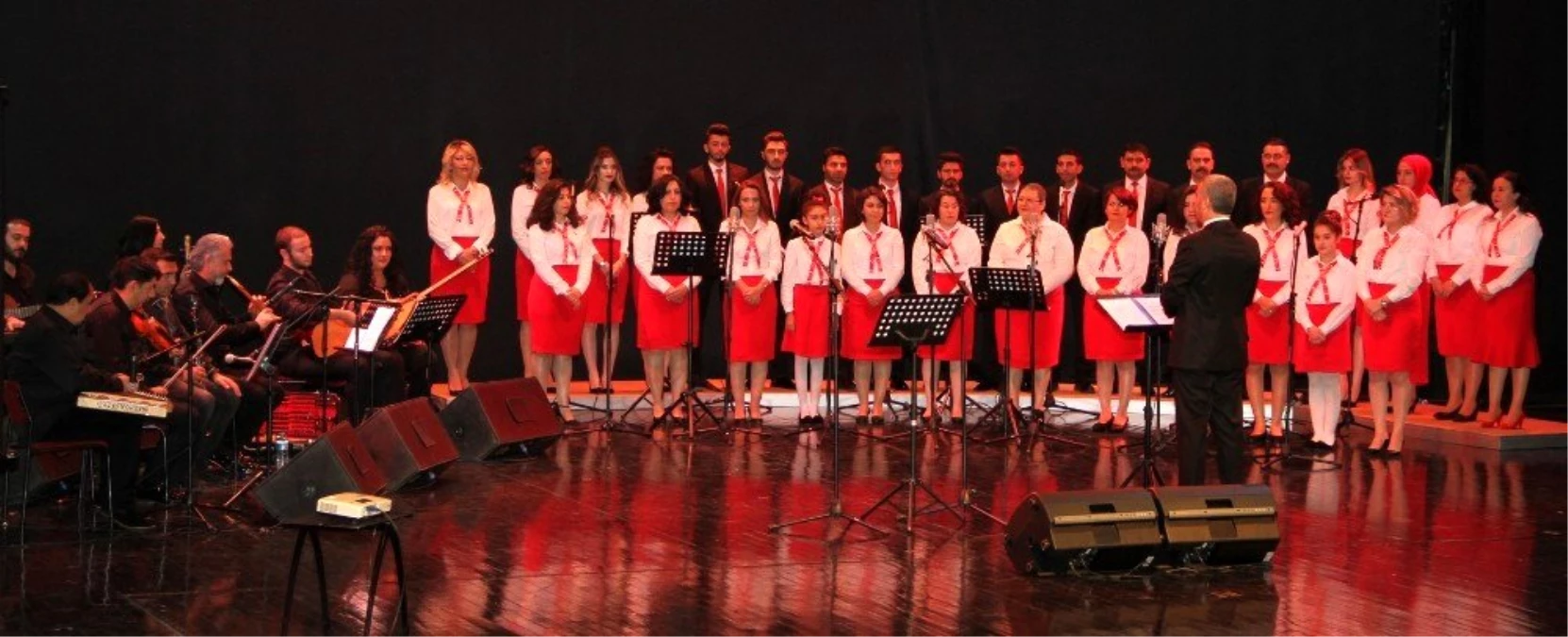 ESOGÜ Hastanesi Türk Halk Müziği Korosu ve HAMER Orkestrası konser verdi