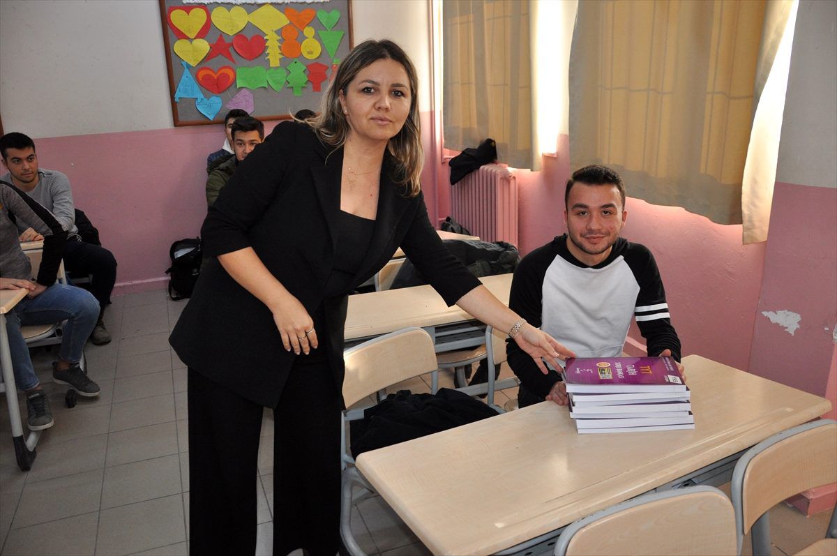 Ezine Kaymakamlığından üniversiteye giriş sınavlarına hazırlanan öğrencilere kitap seti desteği