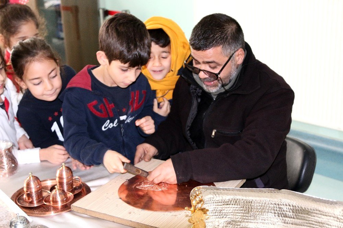 Geleneksel el sanatları ustaları GKV\'de öğrencilerle buluştu