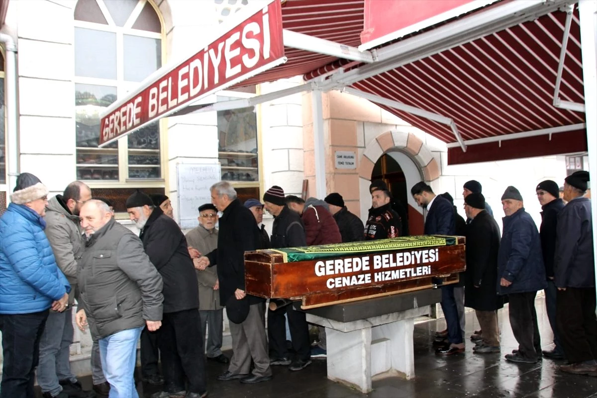 Gerede\'de vefat eden 103 yaşındaki emekli imam, görev yaptığı türbeye defnedildi