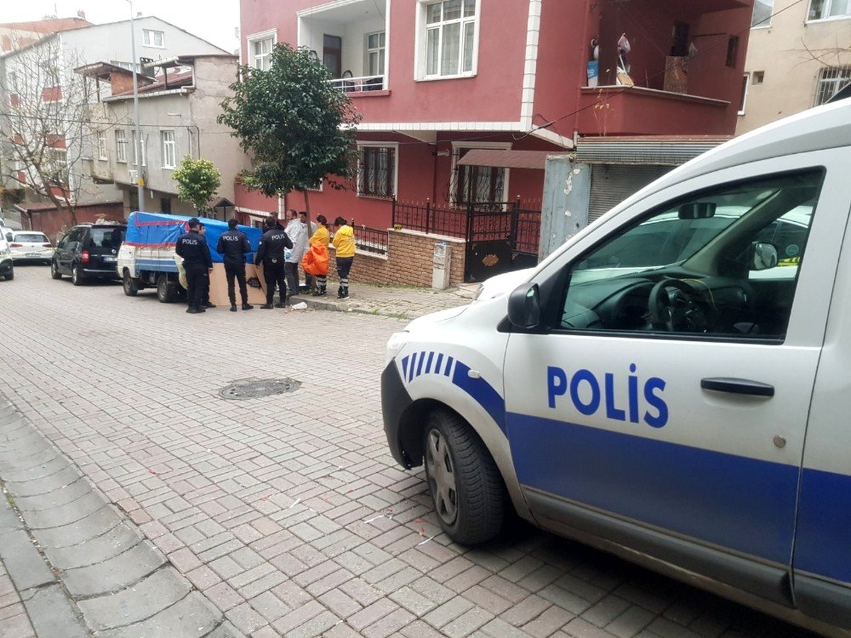 Güngören\'de kamyonetin altında erkek cesedi bulundu