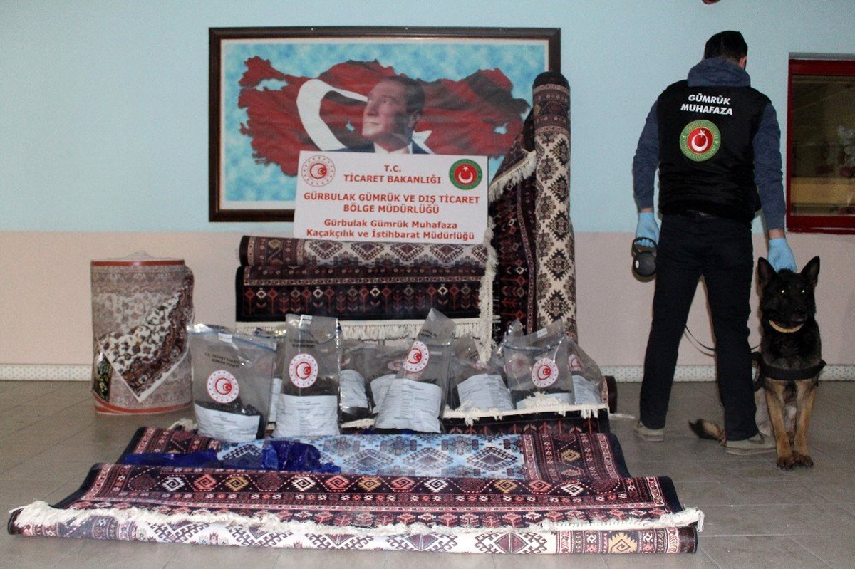 Halıların içinden 137,5 kilogram afyon sakızı çıktı