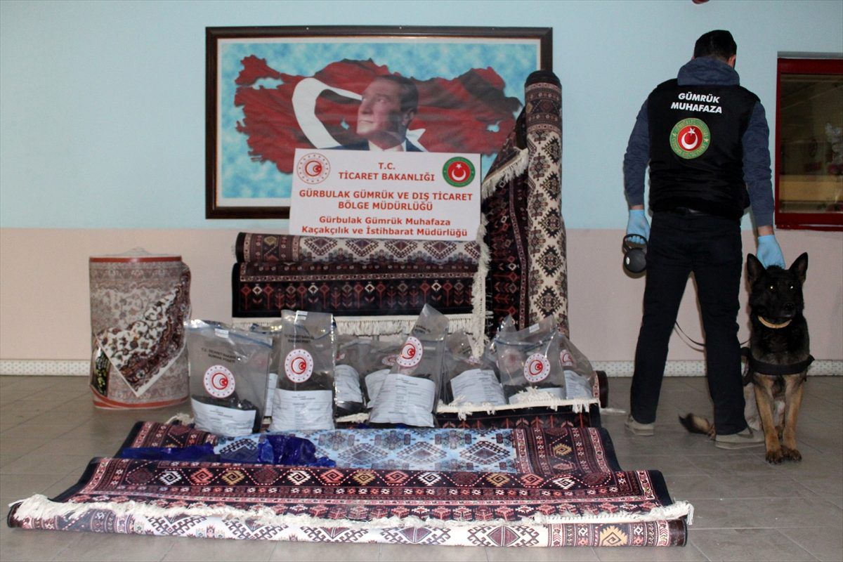 Halıların içinden afyon sakızı çıktı