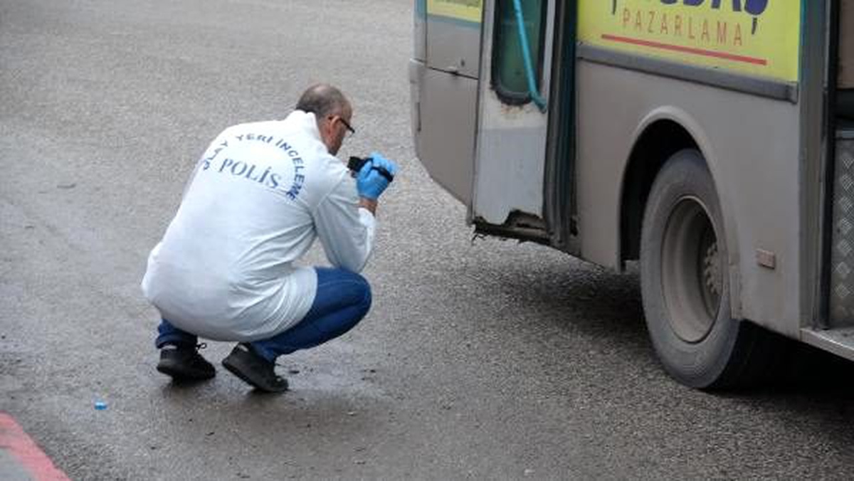 Halk otobüsünün açık kapısından düşen kadın yaralandı