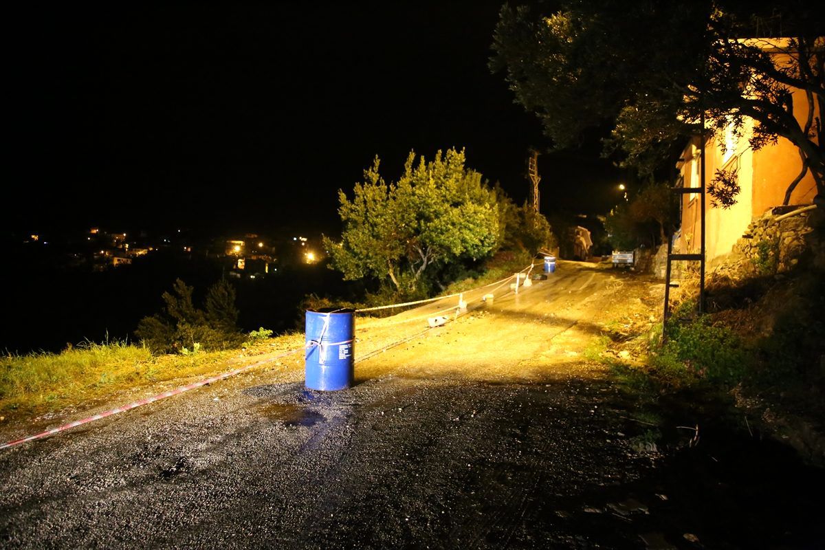 Hatay\'da aşırı yağış nedeniyle yol çöktü