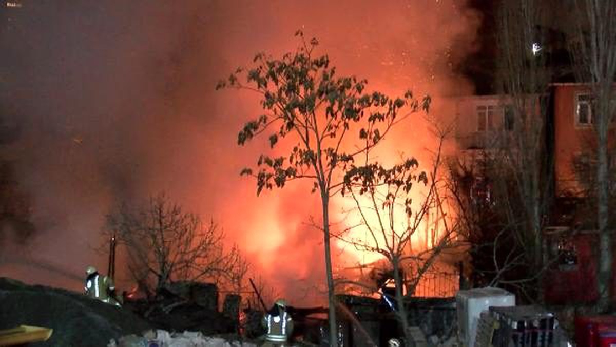 Hurdalık alandaki yangın 2 gecekonduyu kül etti