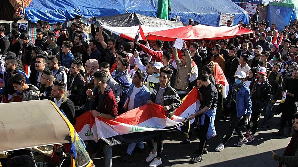 Irak\'ta göstericiler Şii partilere ait büroları ateşe verdi