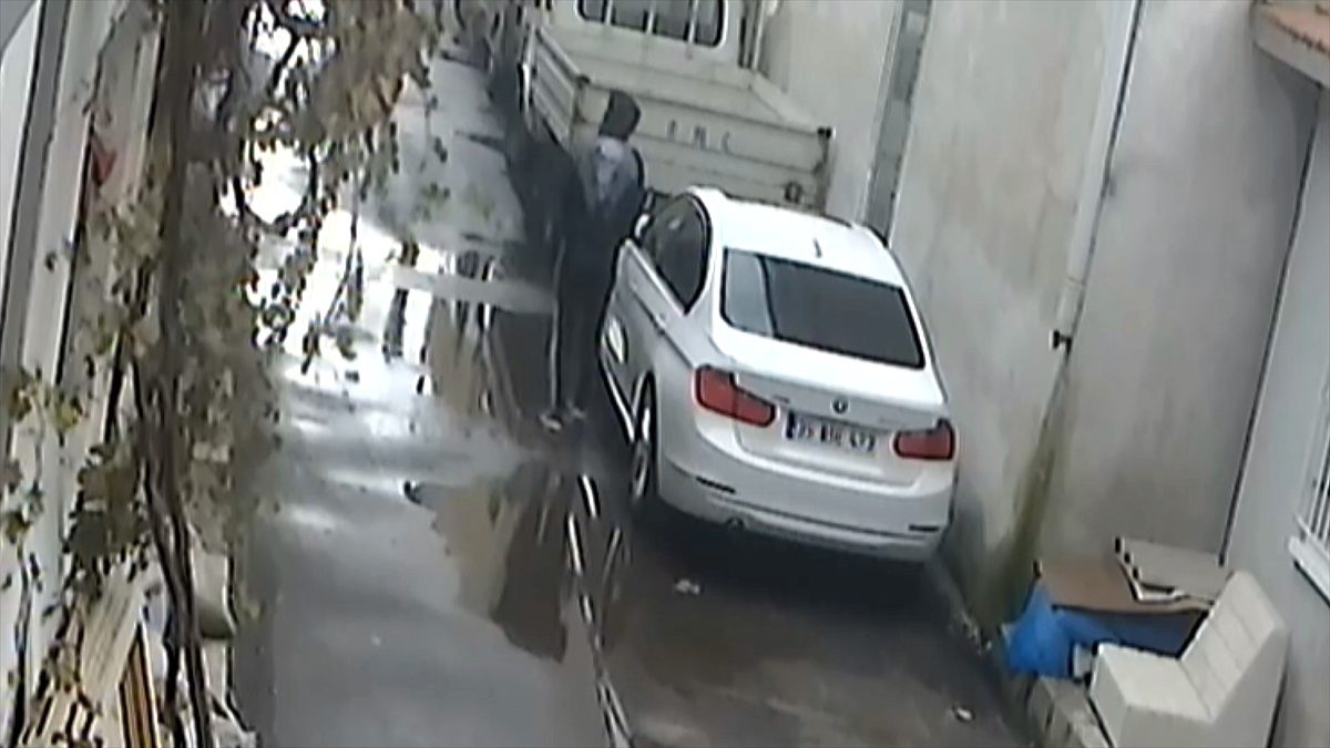İzmir\'de araçlardan hırsızlık yapan zanlı güvenlik kamerasına takıldı