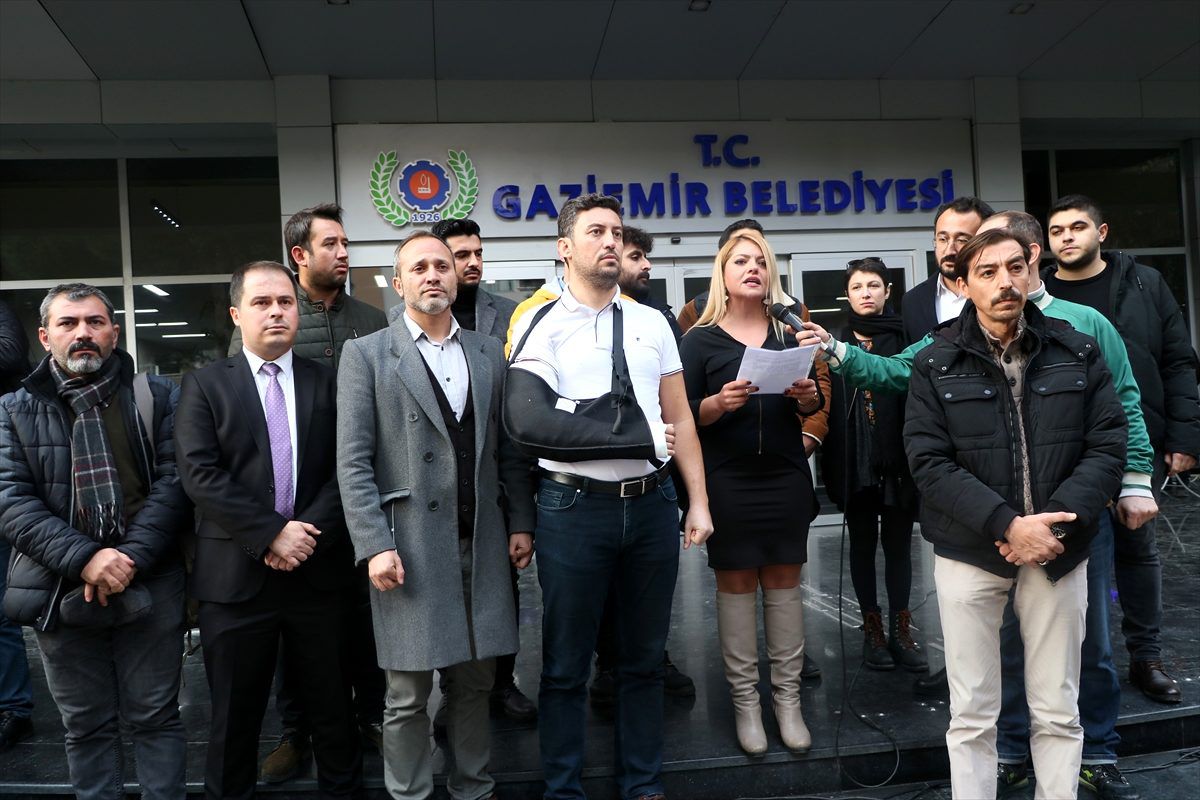 İzmir\'de belediye çalışanlarıyla sendika temsilcileri arasındaki arbede