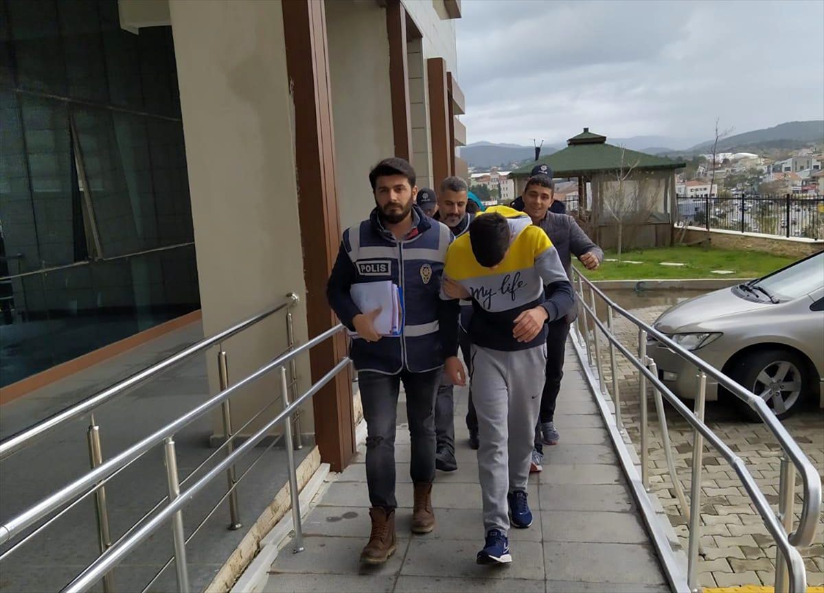 İzmir\'de bir jandarma, komşusunun evine giren hırsızları yakaladı