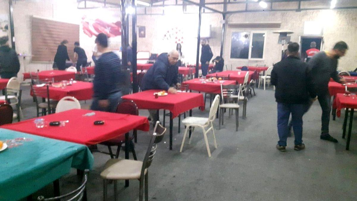 İzmir\'de çay ocaklarına kumar operasyonu: 33 kişi yakalandı