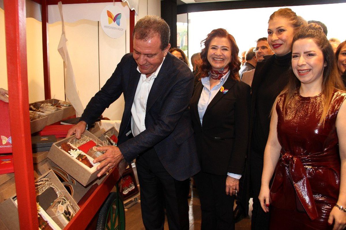 Kadın kooperatifçiler, Forum Mersin\'de Yeni Yıl Alışveriş Köyü açtı