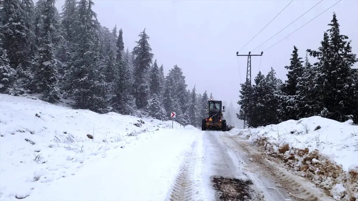 Kahramanmaraş\'ta kar yağışı hayatı olumsuz etkiliyor