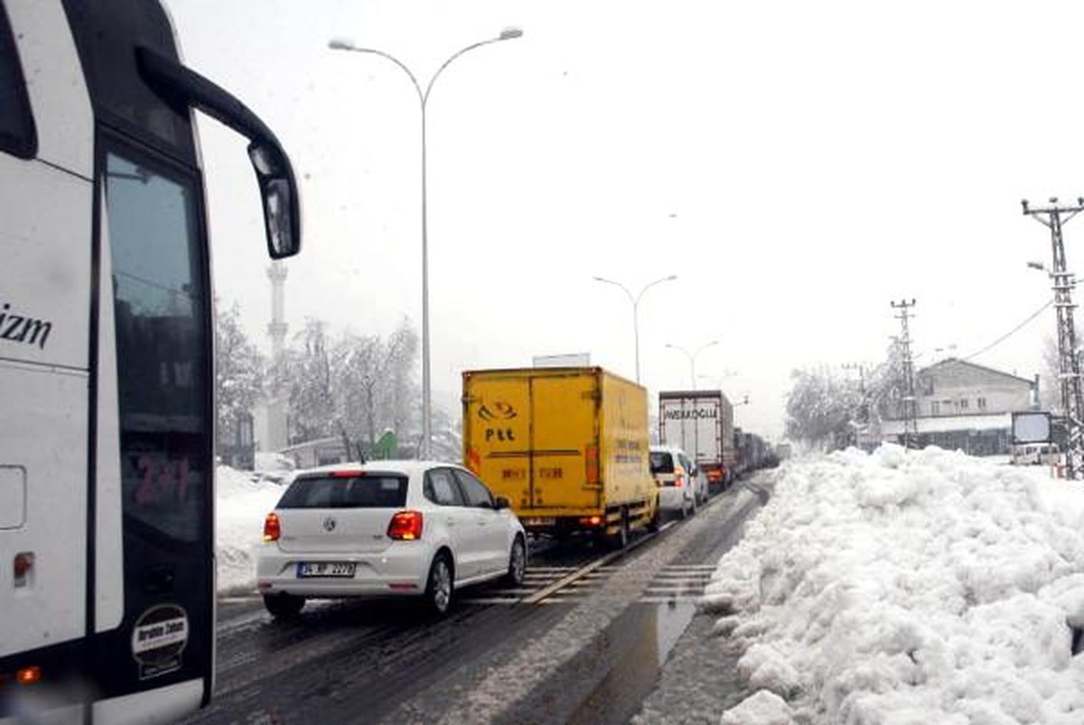 Kahramanmaraş\'ta kar yağışı ulaşımı aksatıyor