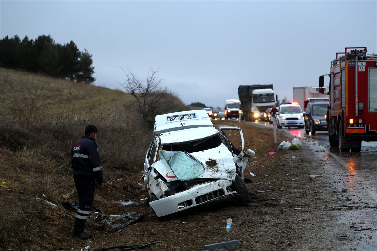 Kastamonu\'da 2 otomobil çarpıştı: 1 ölü, 2 yaralı