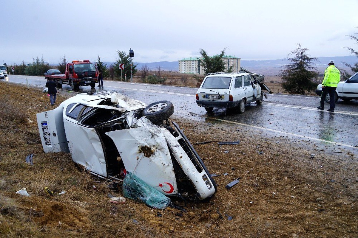 Kastamonu\'da iki otomobil çarpıştı: 1 ölü, 2 yaralı