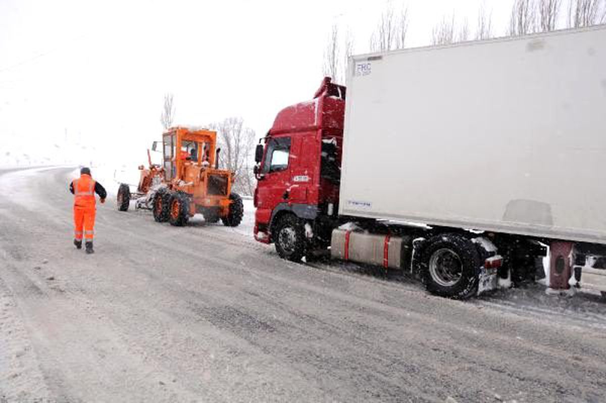 Kayseri\'de kar ulaşımı aksattı