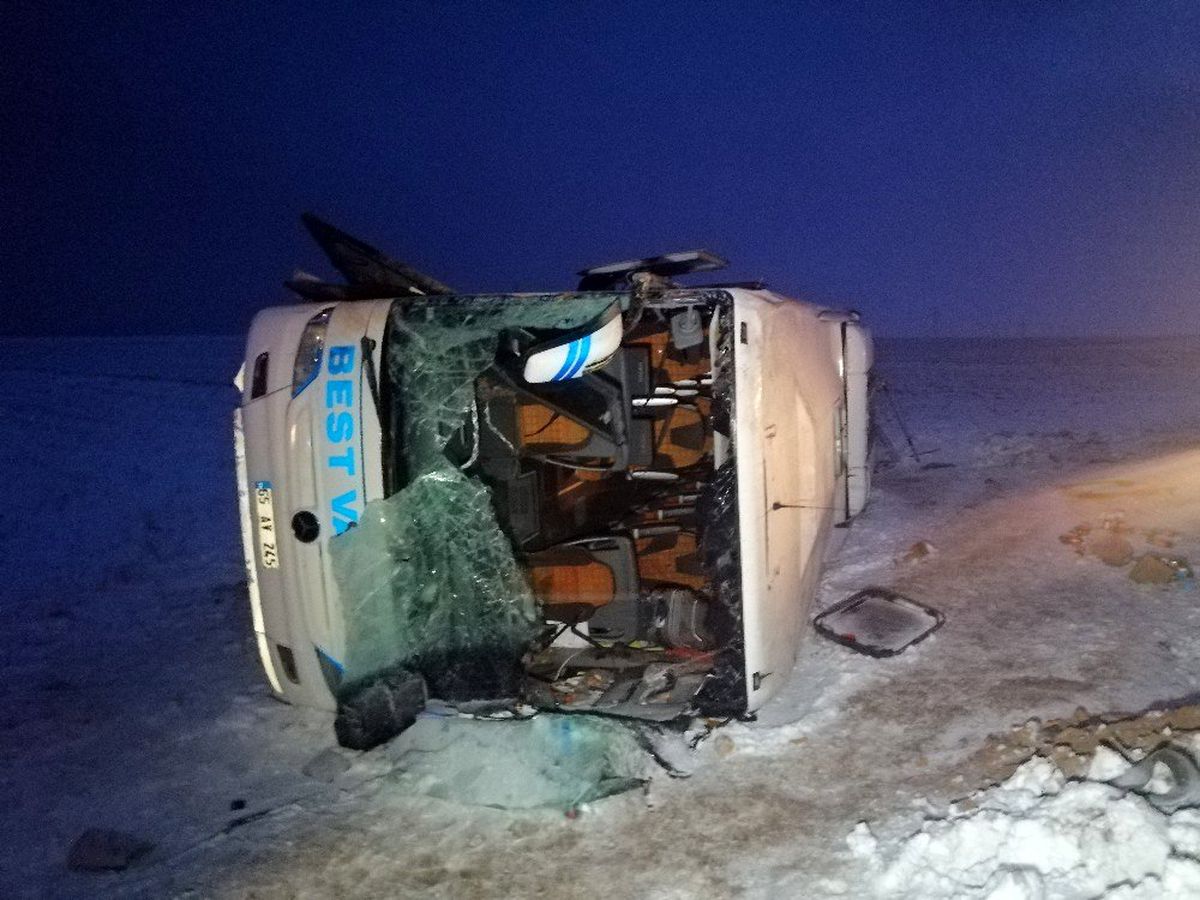 Kayseri\'de yolcu otobüsü devrildi: 23 kişi yaralandı