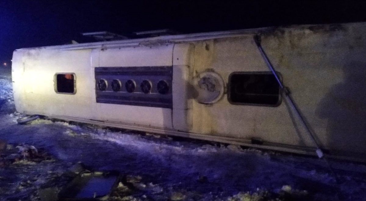 Kayseri\'de yolcu otobüsünün devrilmesi soncu 23 kişi yaralandı