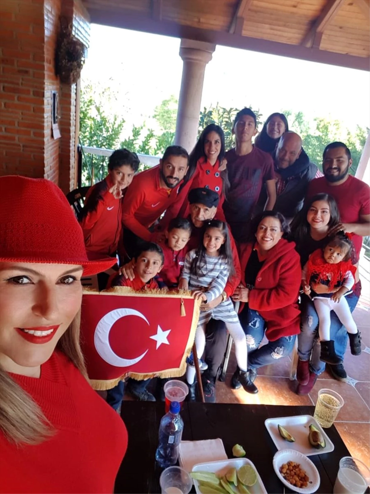 Kayseri Şehir Hastanesinde sağlığına kavuşan Meksikalı hastadan Türk bayraklı kutlama