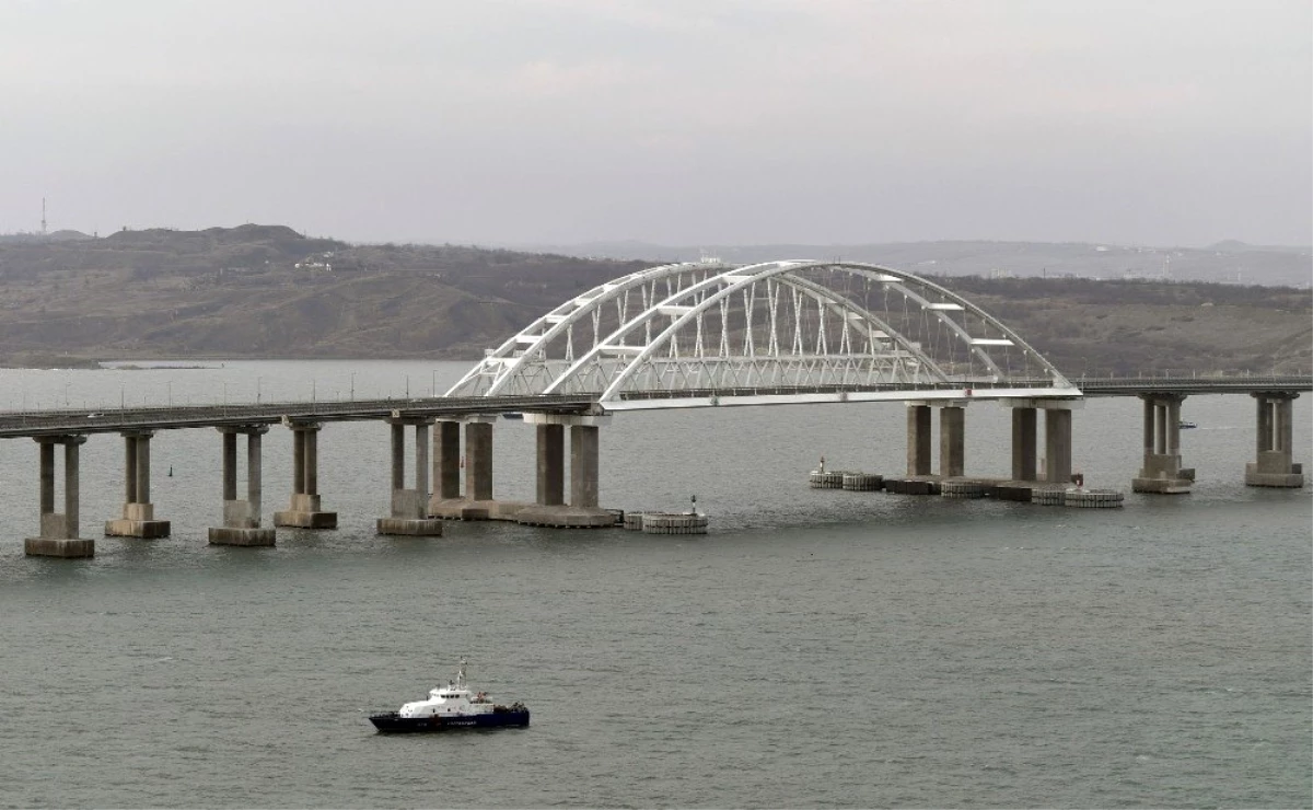 Kırım\'ı Rusya\'ya bağlayan köprüden ilk tren geçti